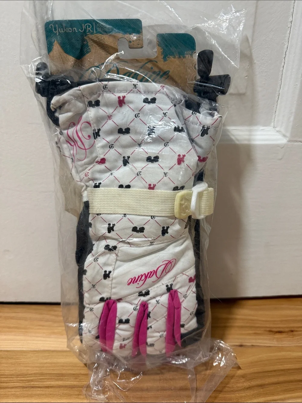 NWT Dakine Yukon White and Pink Junior Ski Gloves